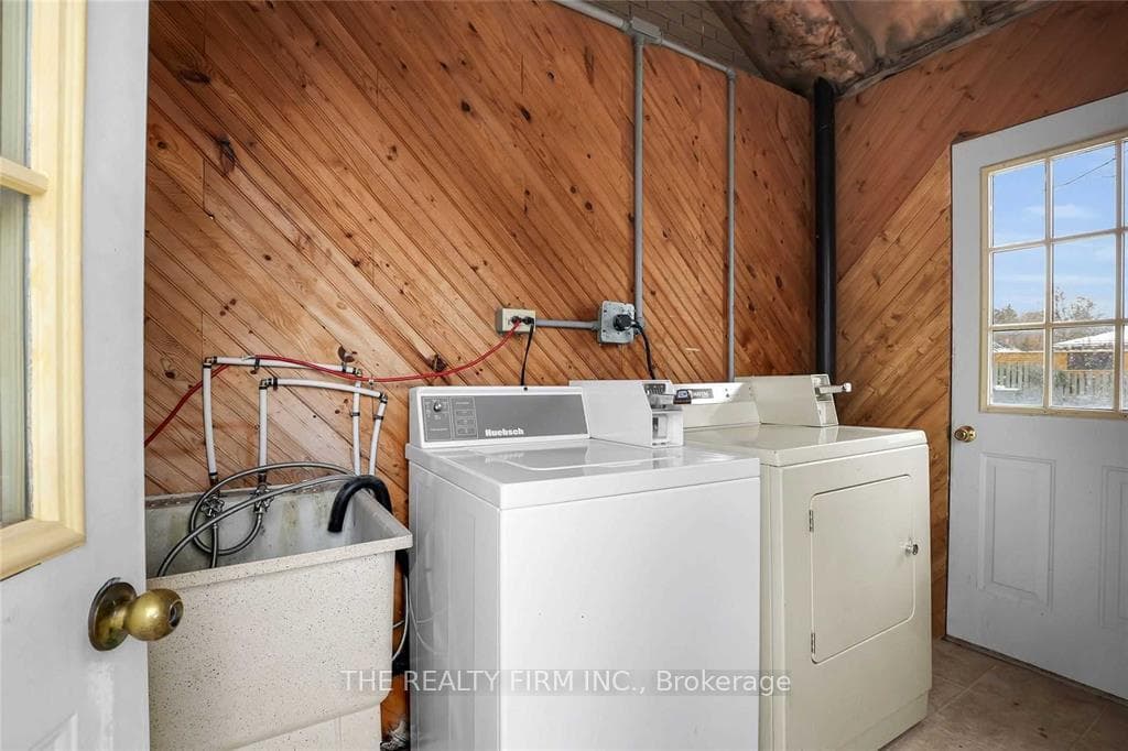 7076 Longwoods Road photo 17