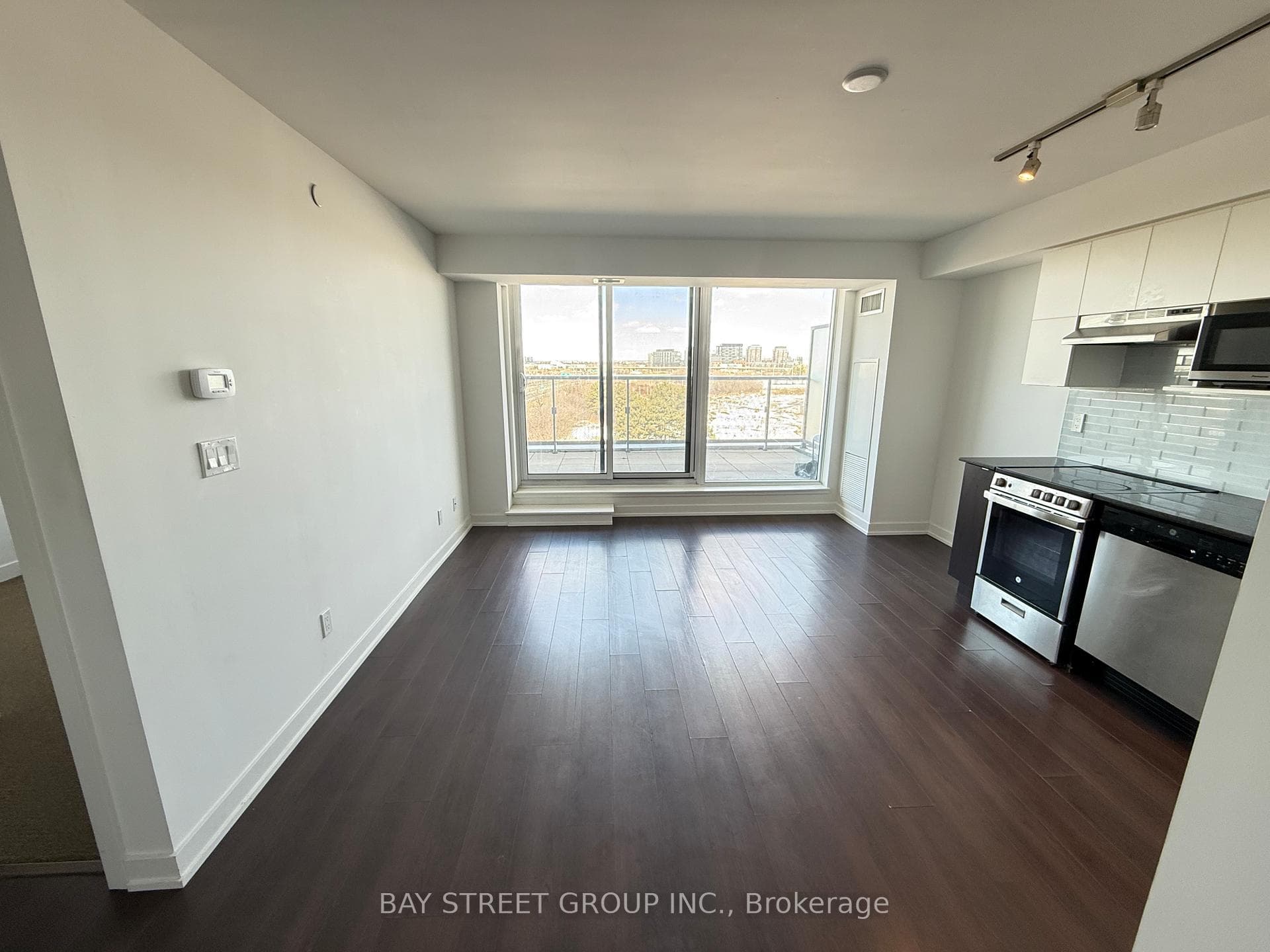 120 Varna Drive Unit 807 photo 2