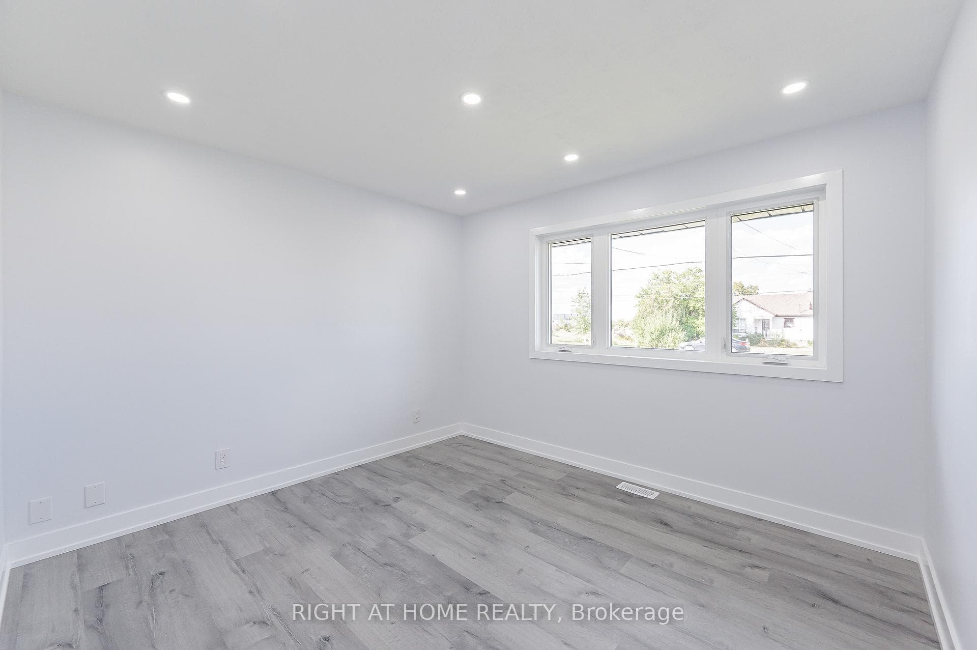 996 Barton Street photo 21