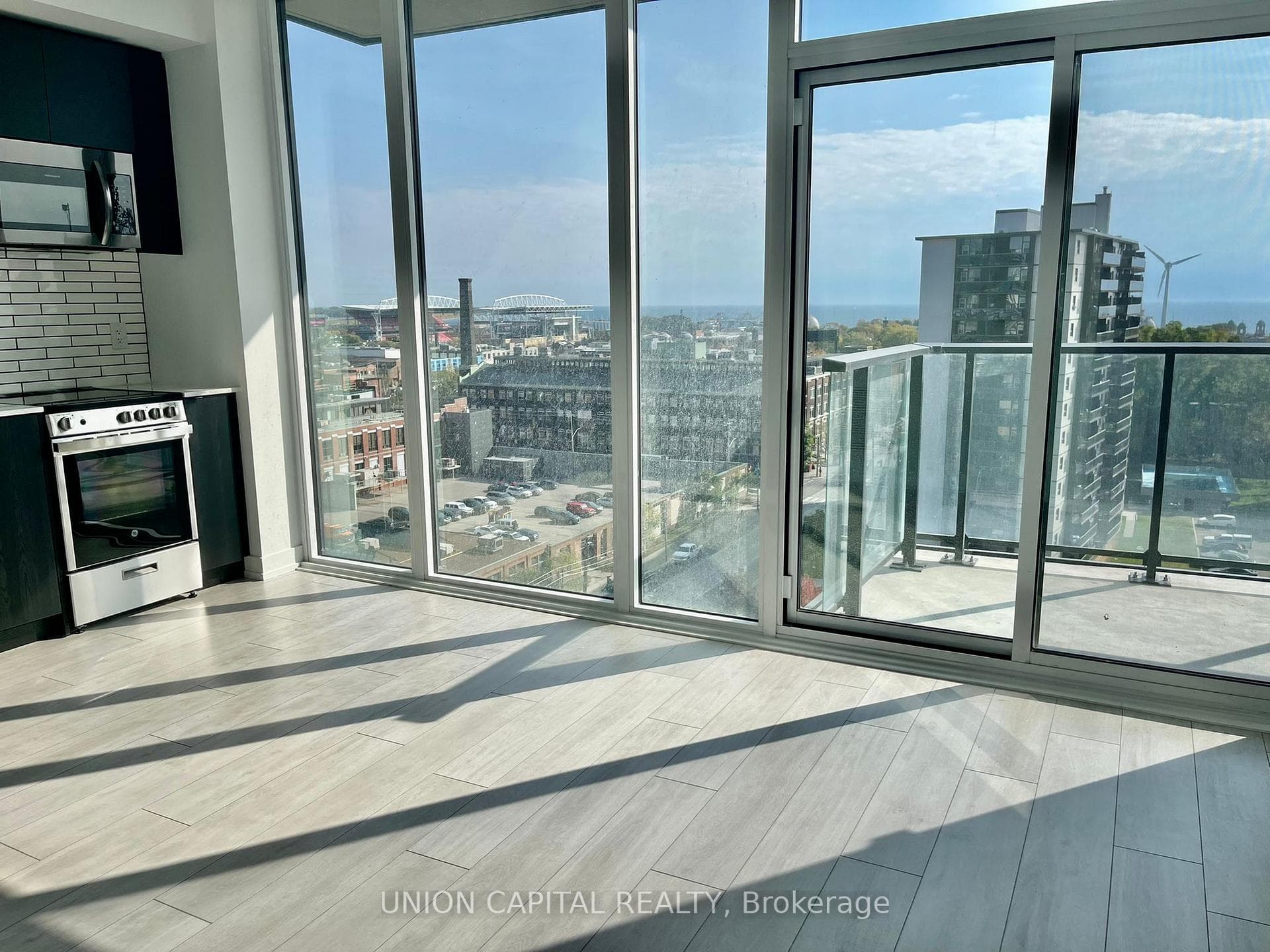 270 Dufferin Street Unit 906 photo 6