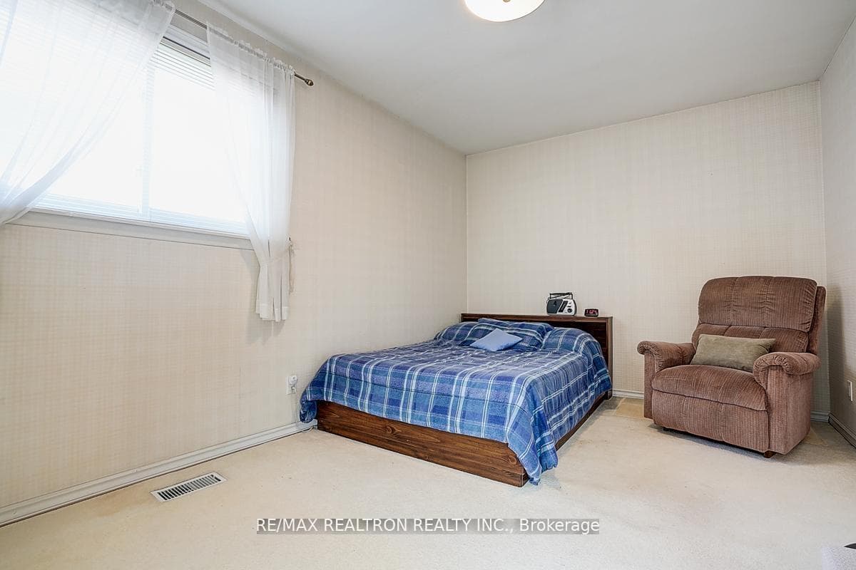 9 Eastlea Crescent photo 16