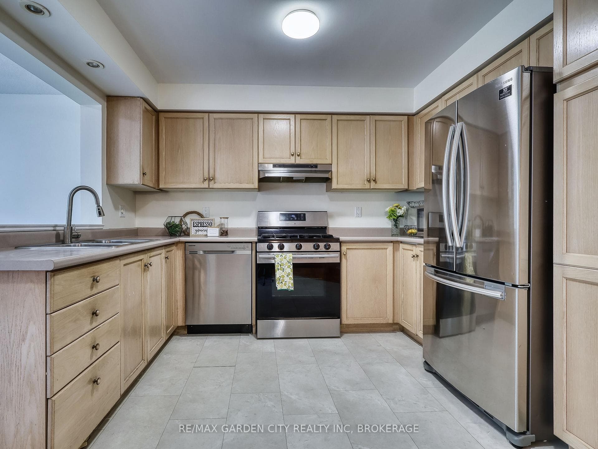 U shaped kitchen