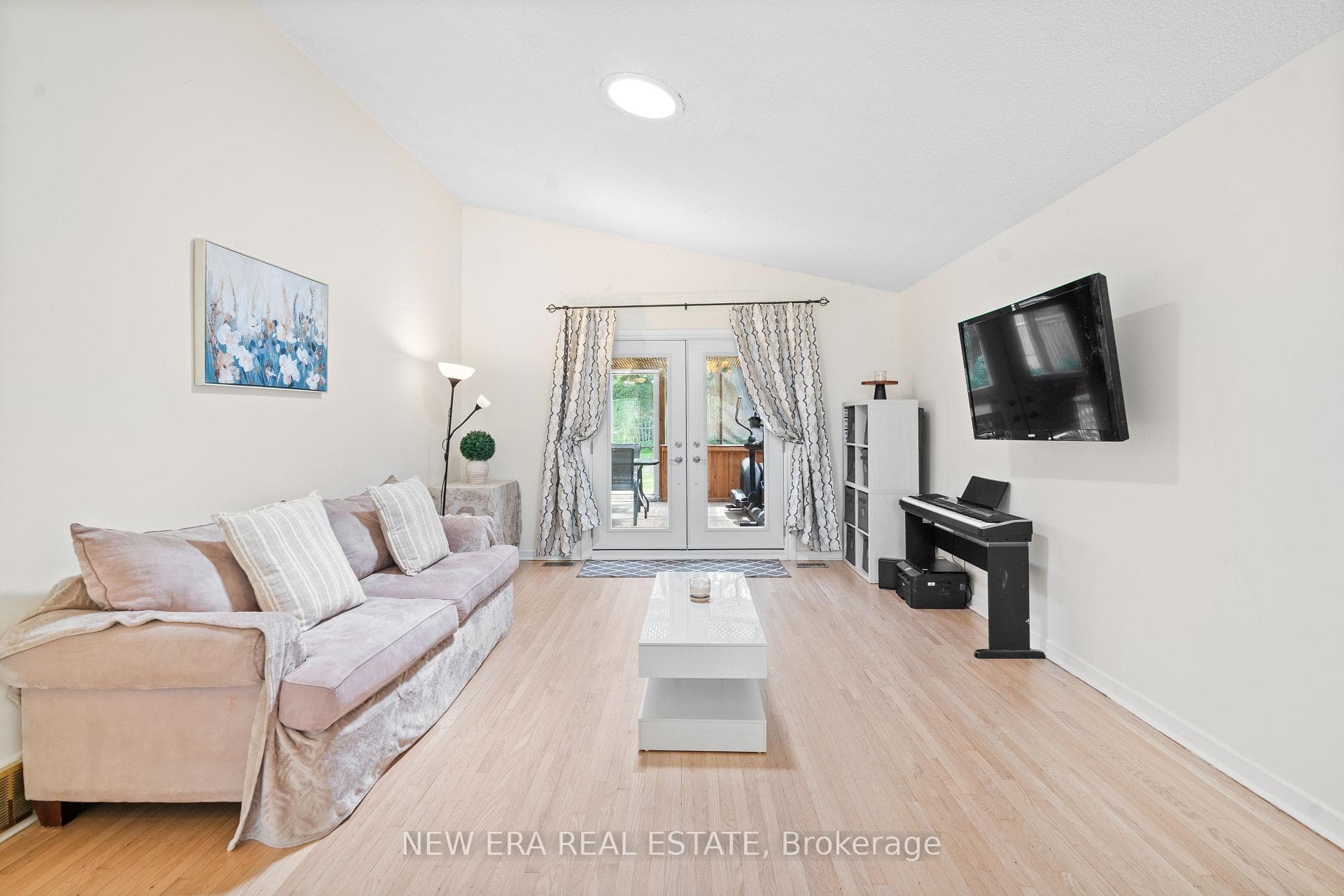 2598 Chalkwell Close photo 5