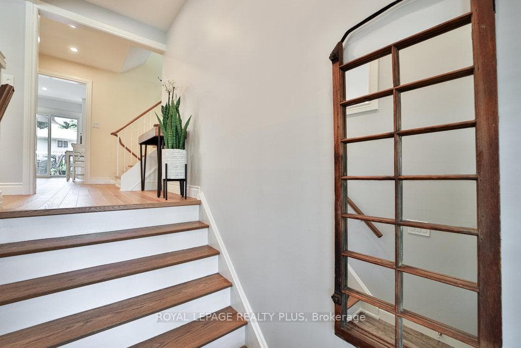 644 Maclaren Drive photo 9