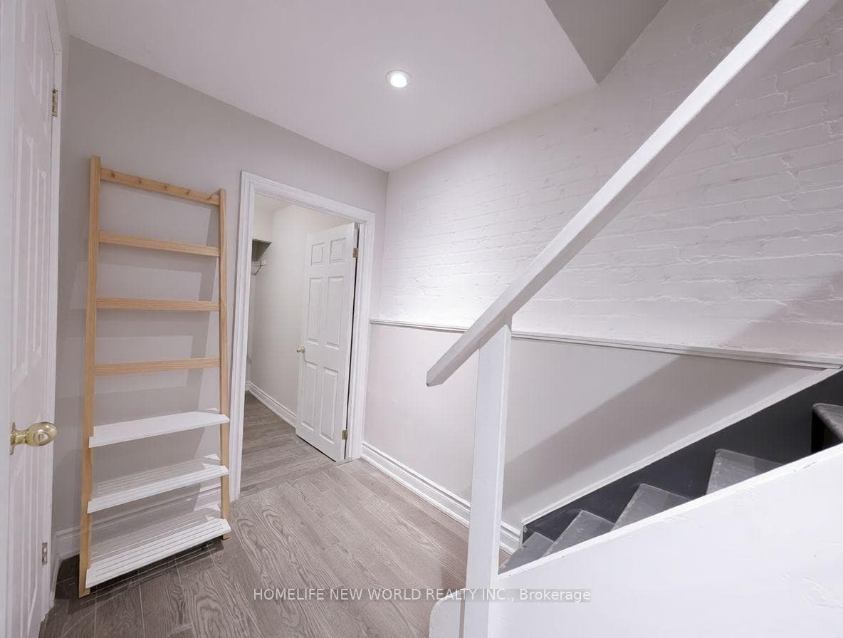 10 Dixon Avenue Unit Lower photo 9