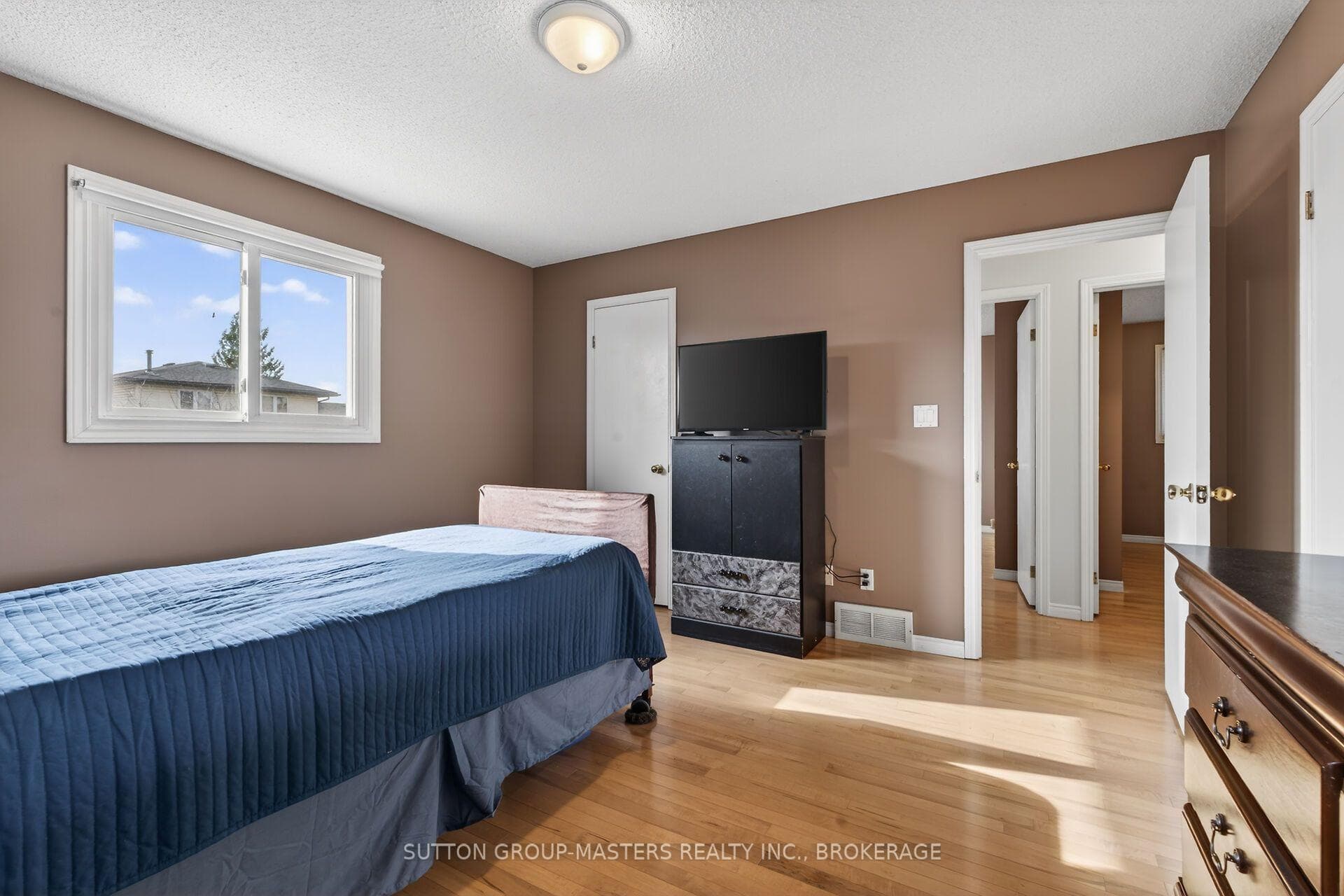 1080 Palmerston Crescent photo 16