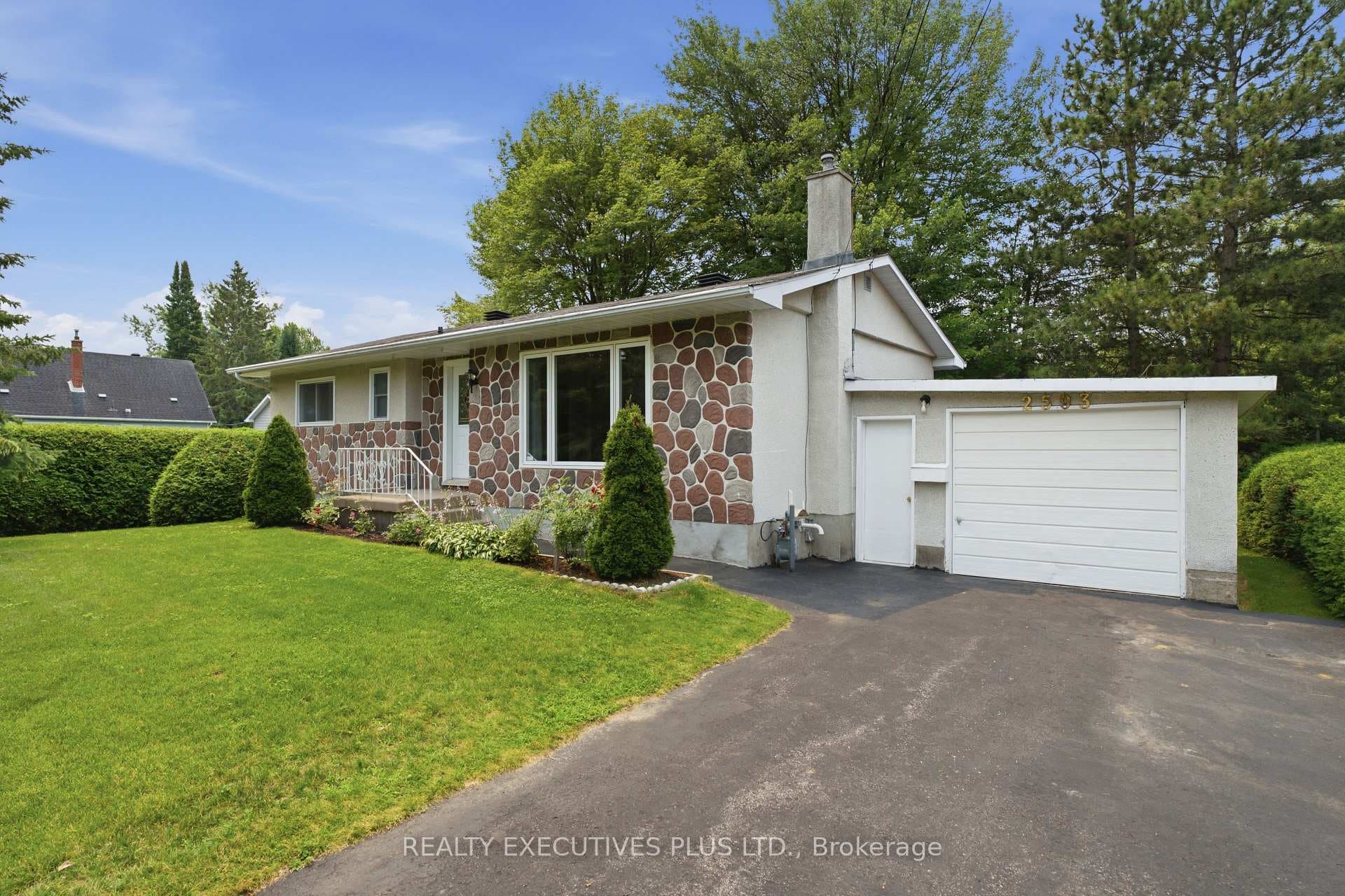 2593 Cleroux Crescent photo 1