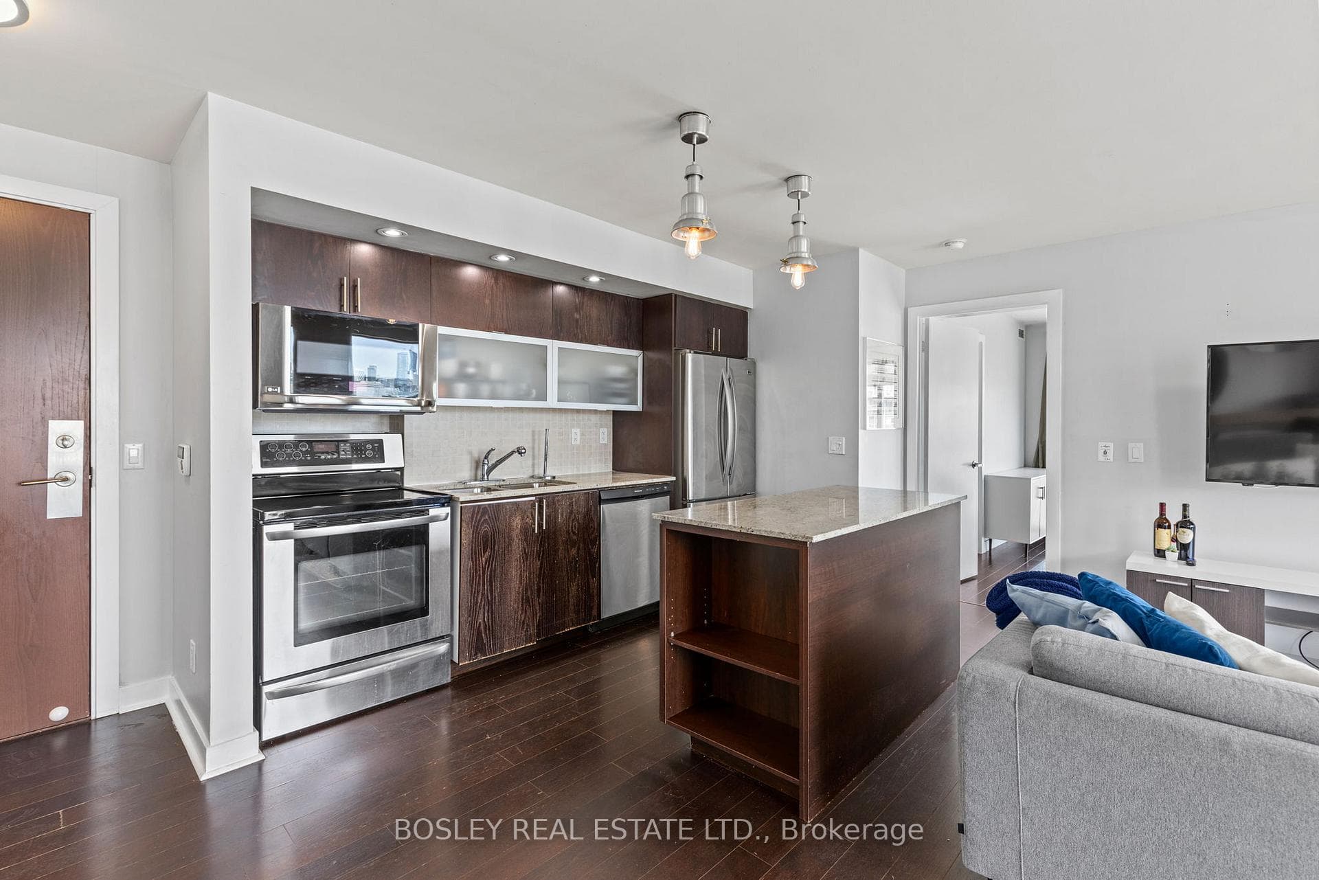 Kitchen with large Island