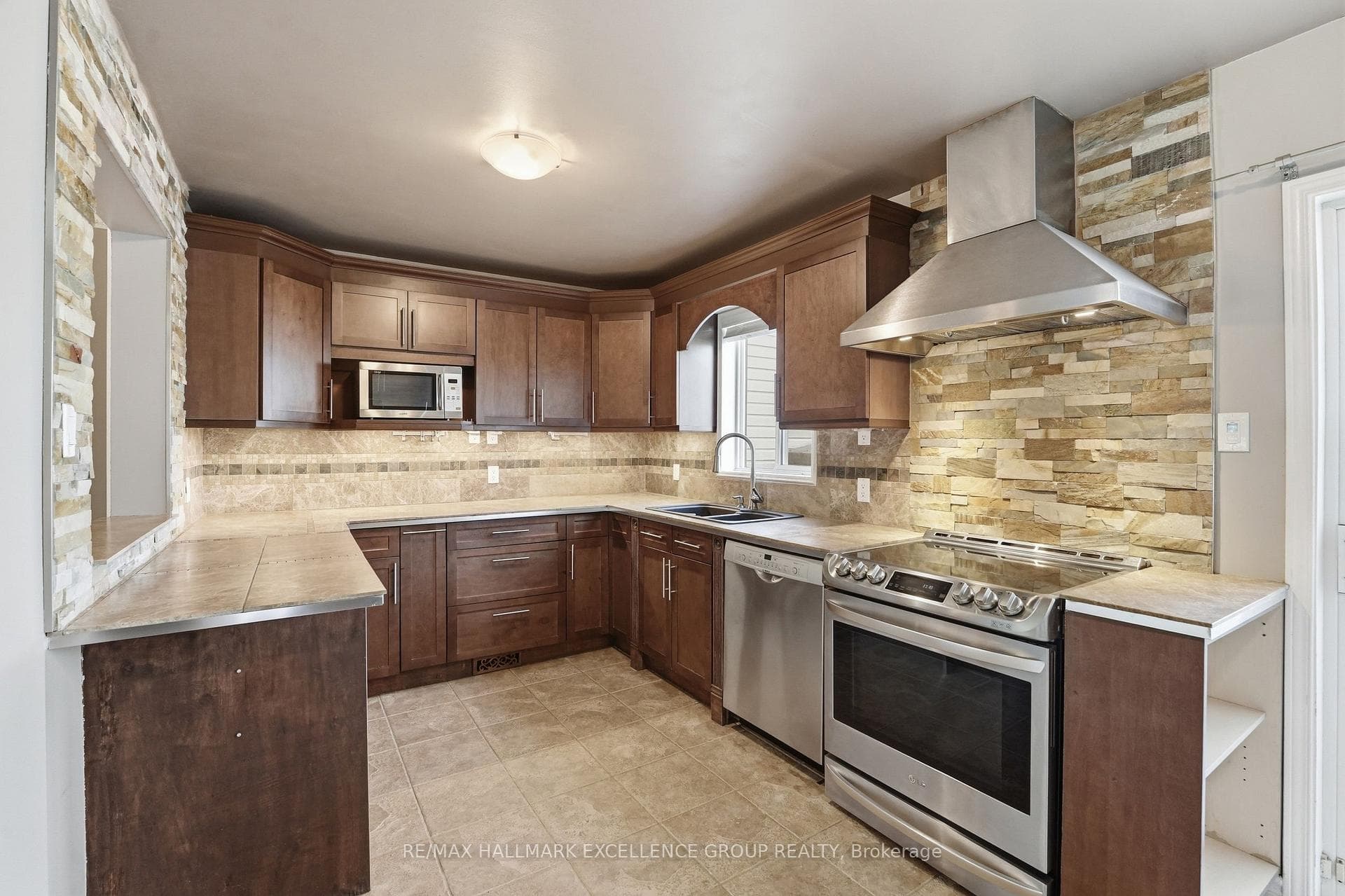 887 Nesting Way photo 16