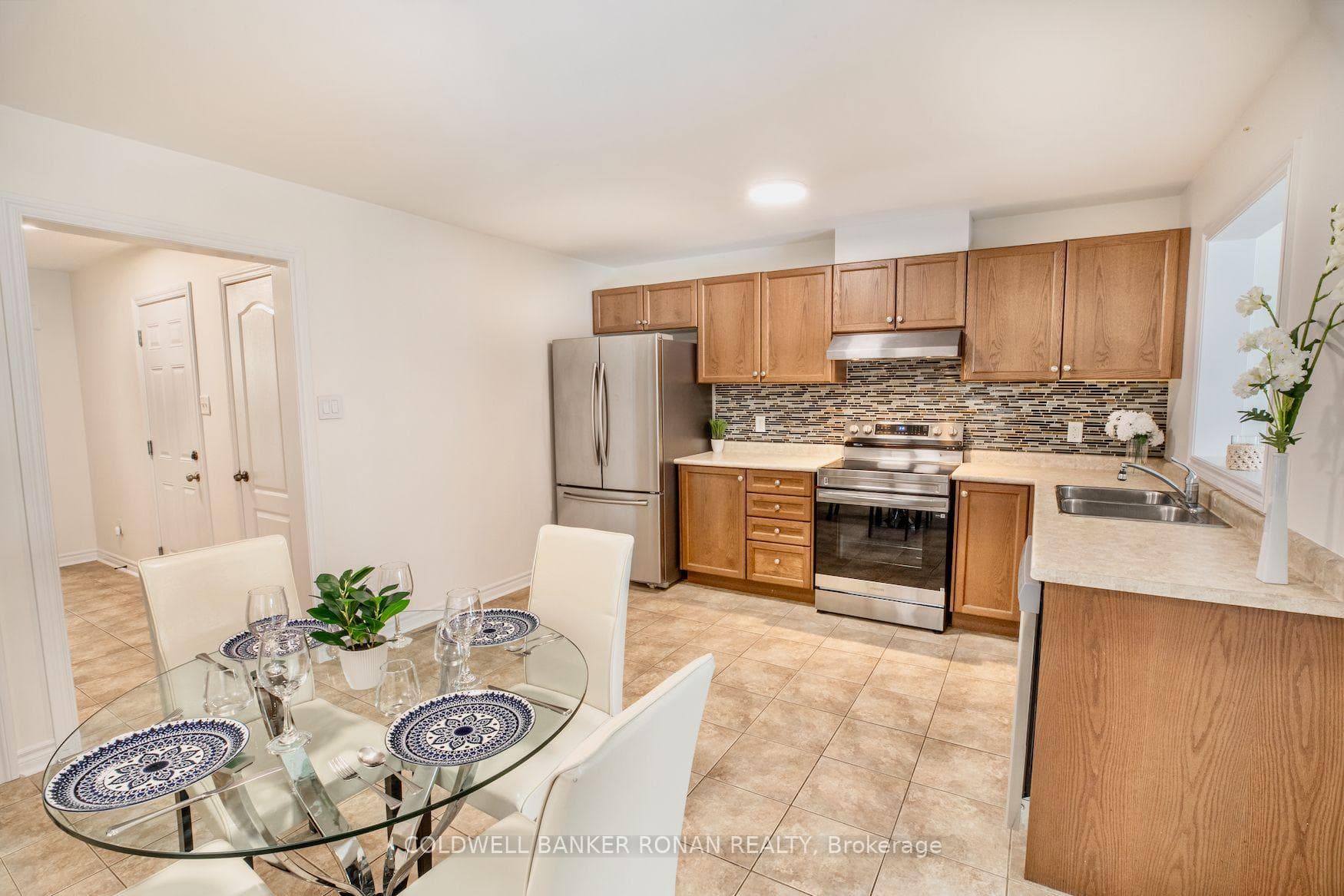 115 Banting Crescent photo 7