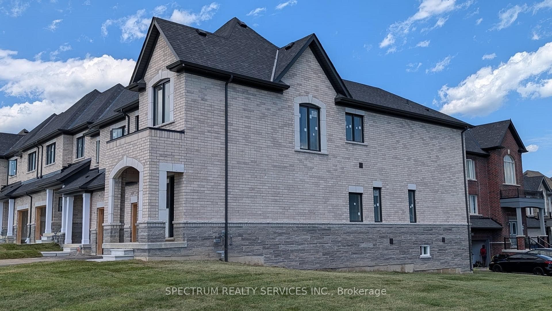 1495 Stovell Crescent photo 3
