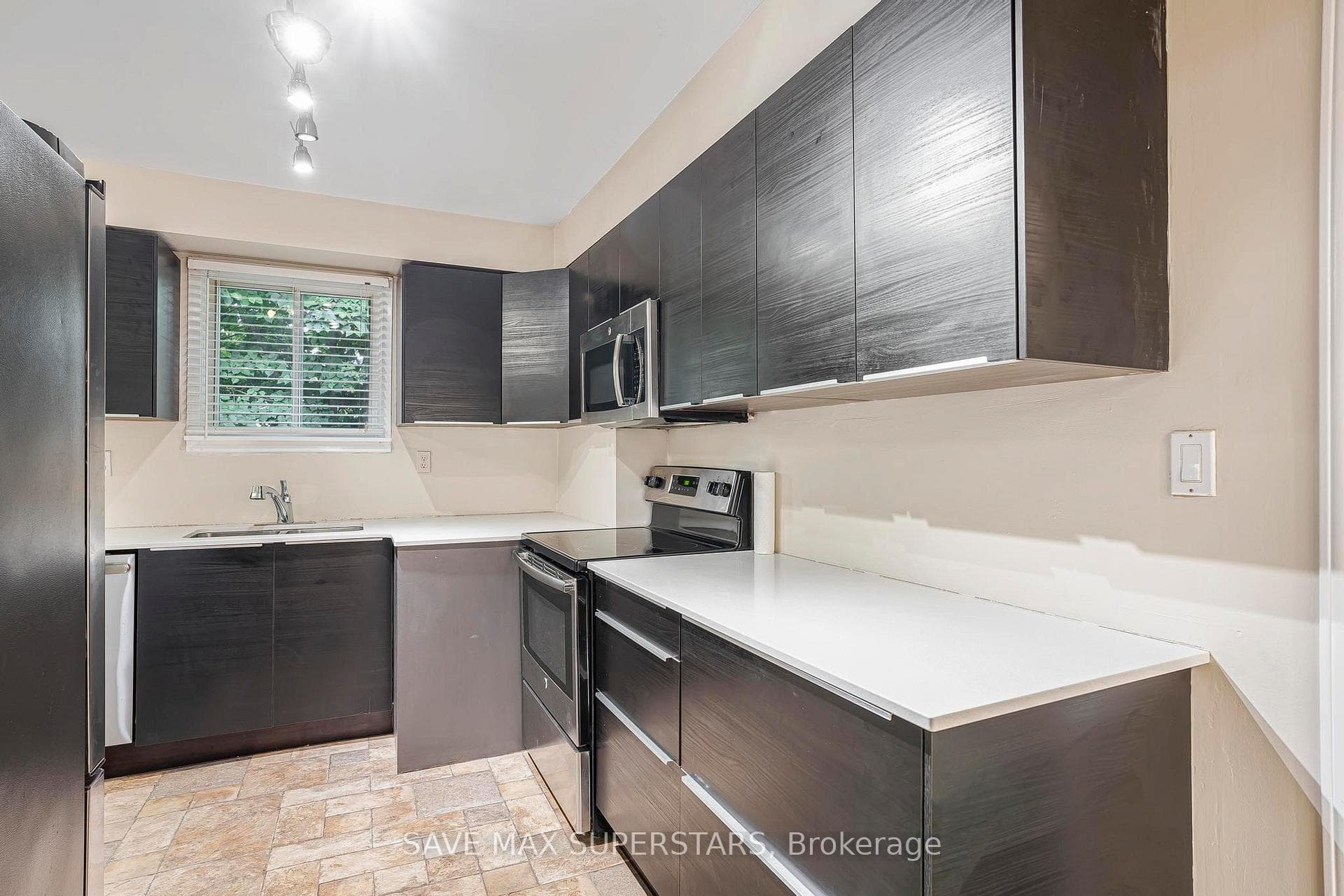 87 Pennington Crescent Unit Upper photo 5