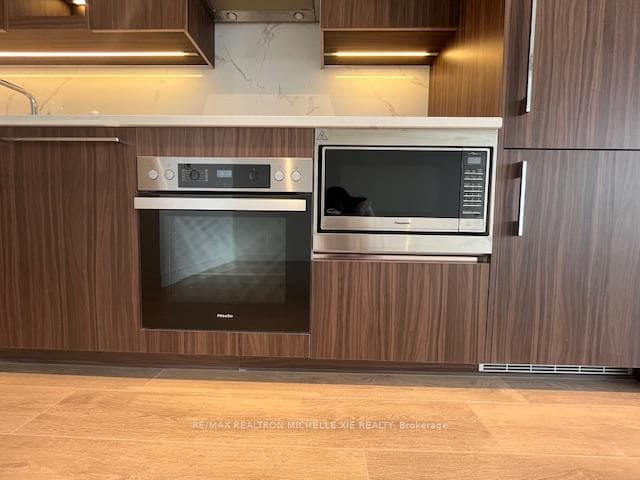 27 McMahon Drive Unit 2010 photo 11
