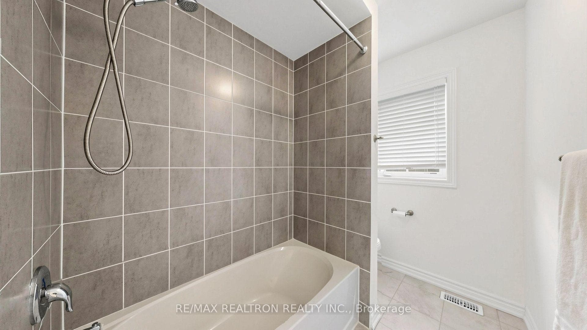 1037 Larter Street photo 38
