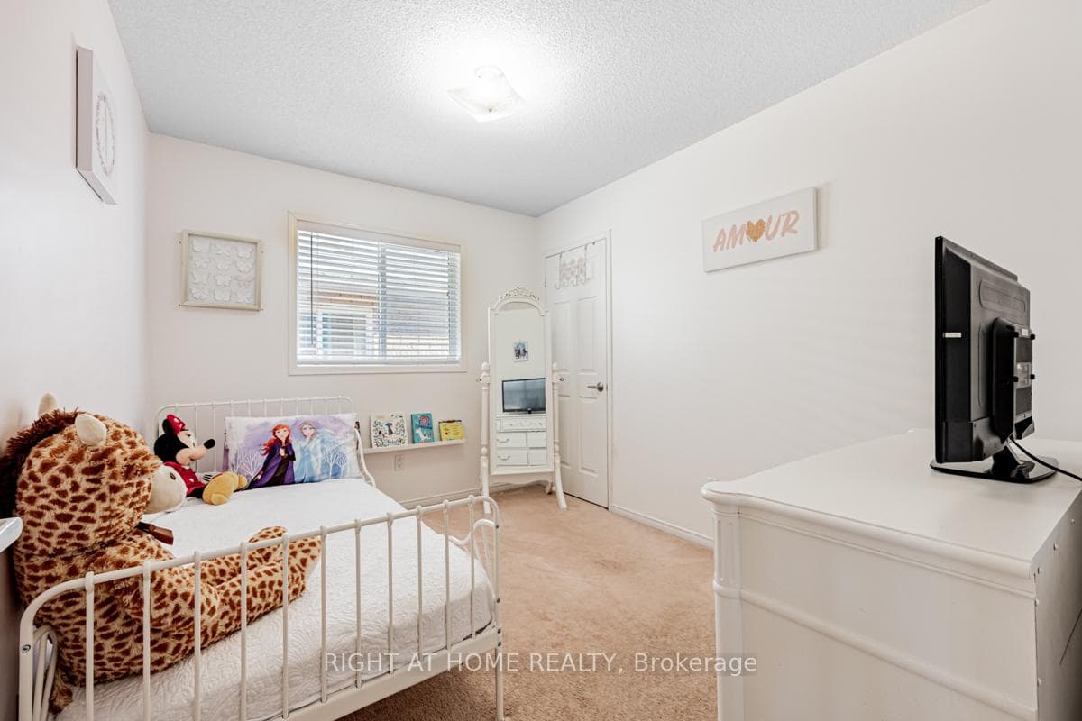 1448 Sandhurst Crescent photo 21