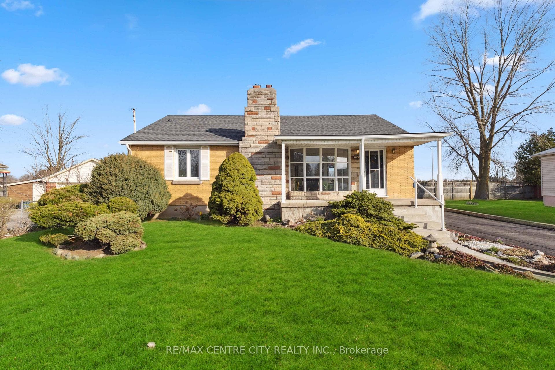116 Roehampton Avenue photo 1