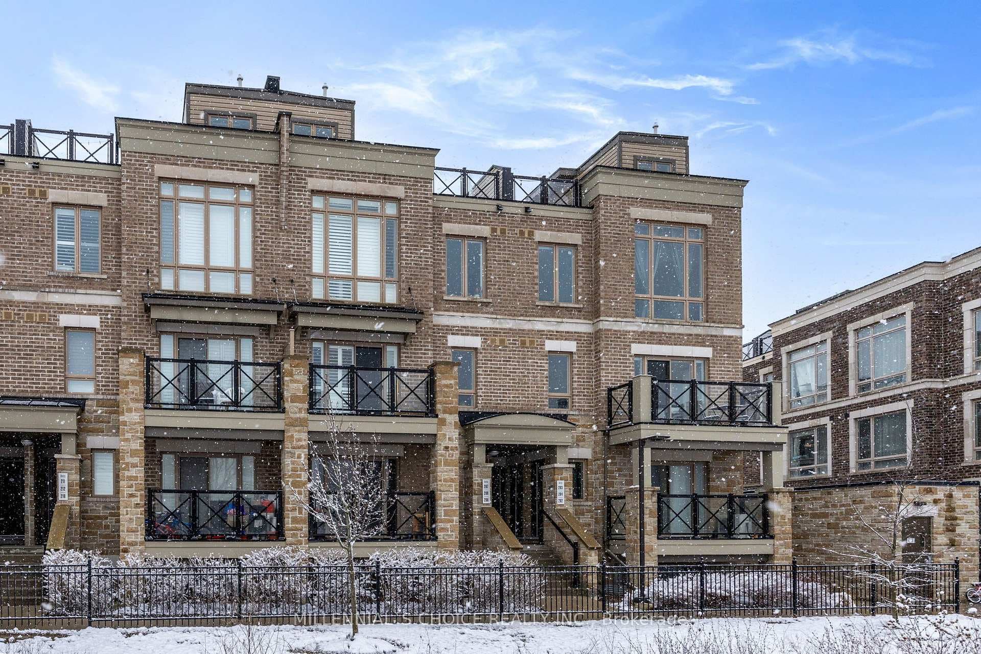 10 Dunsheath Way Unit 204 photo 4
