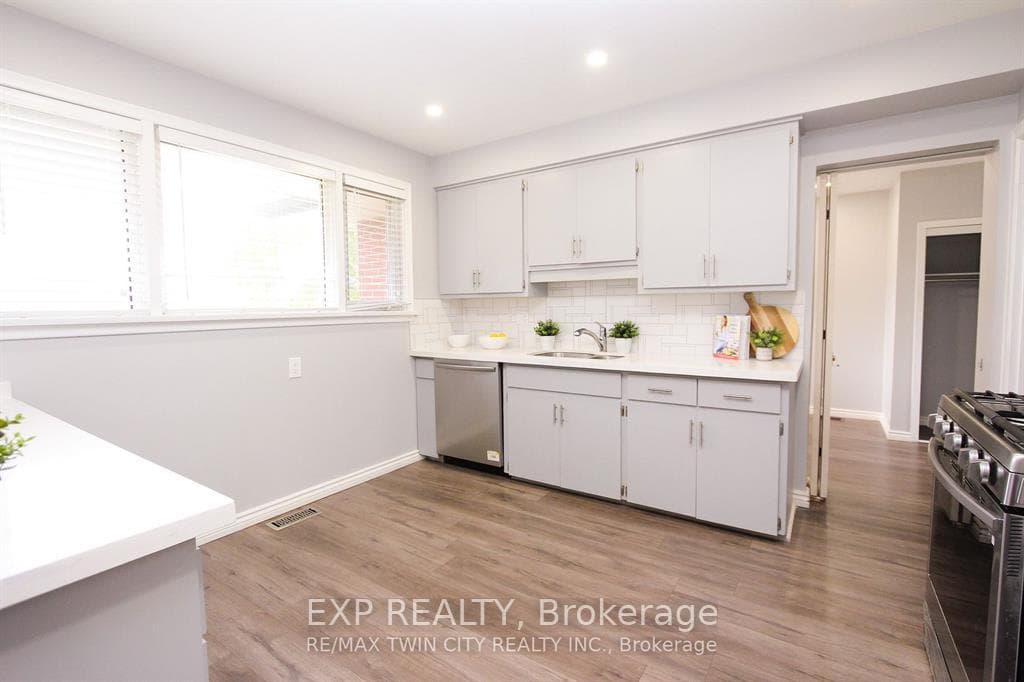 284 Cedar Crescent photo 7