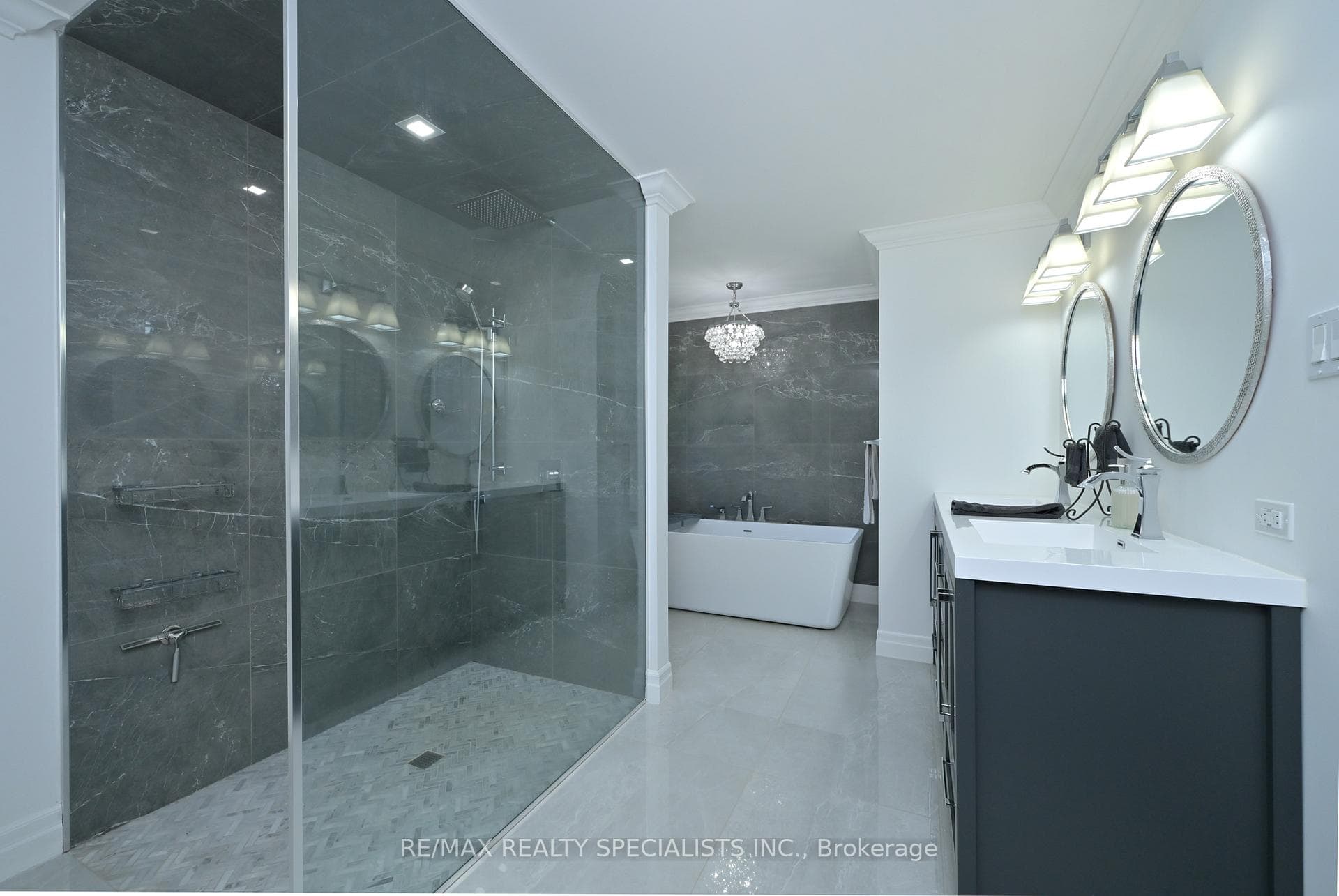 Renovated 5 Piece Ensuite