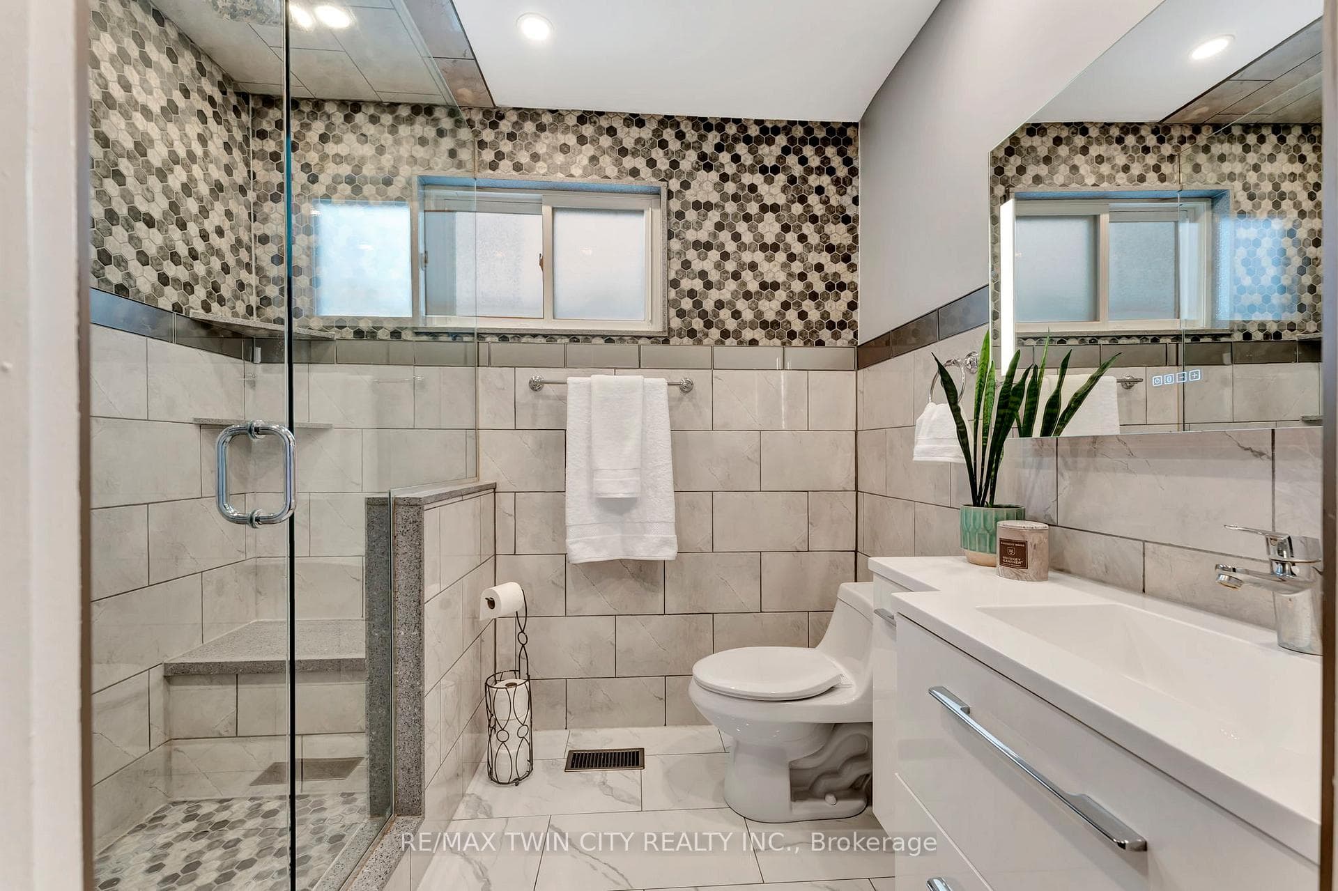 154 Tiffany Street photo 15