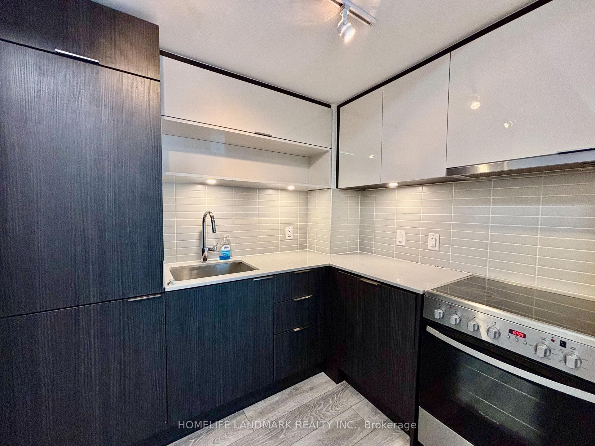 159 Wellesley Street Unit 602 photo 4