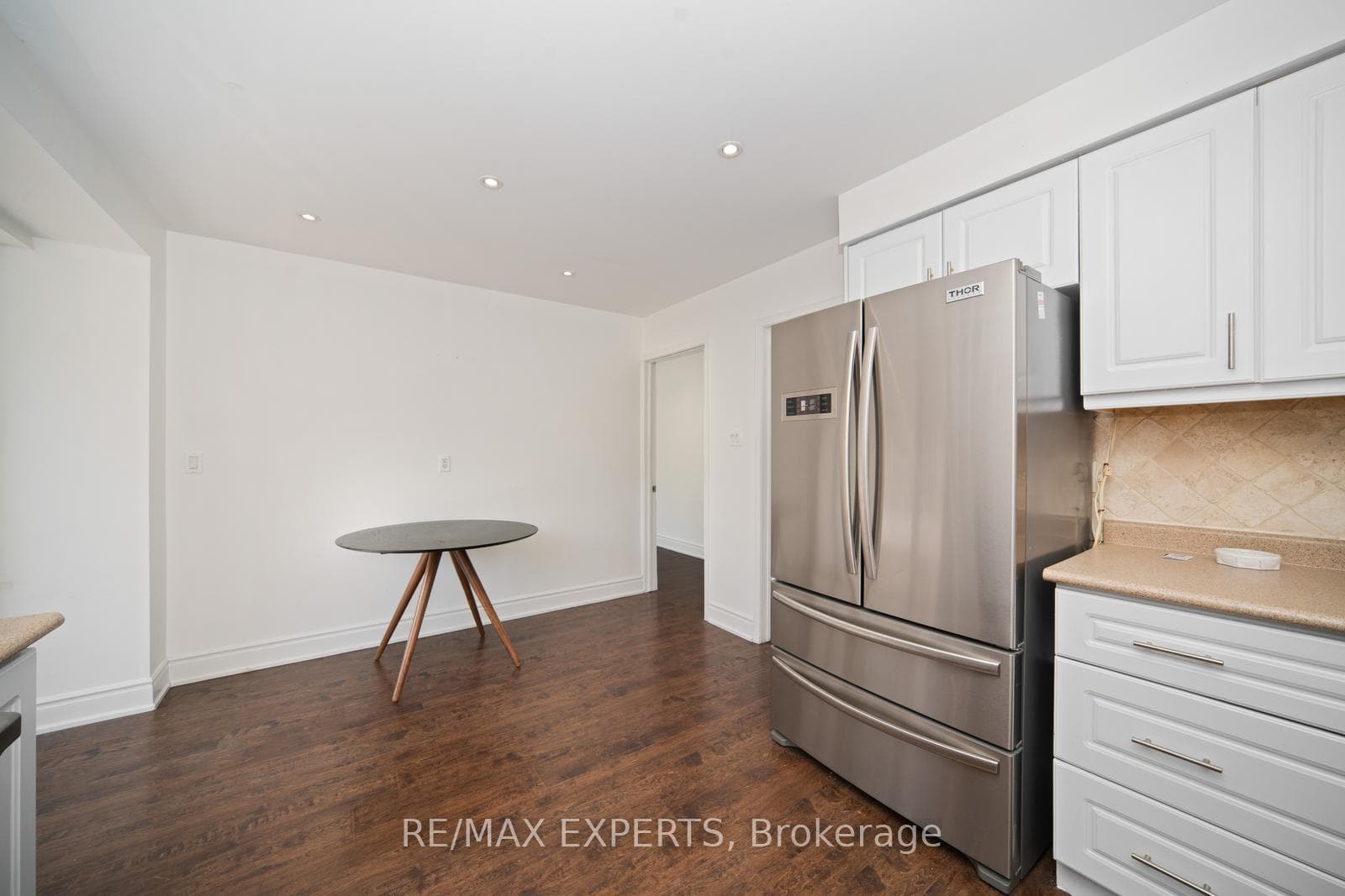 66 Carl Crescent photo 16