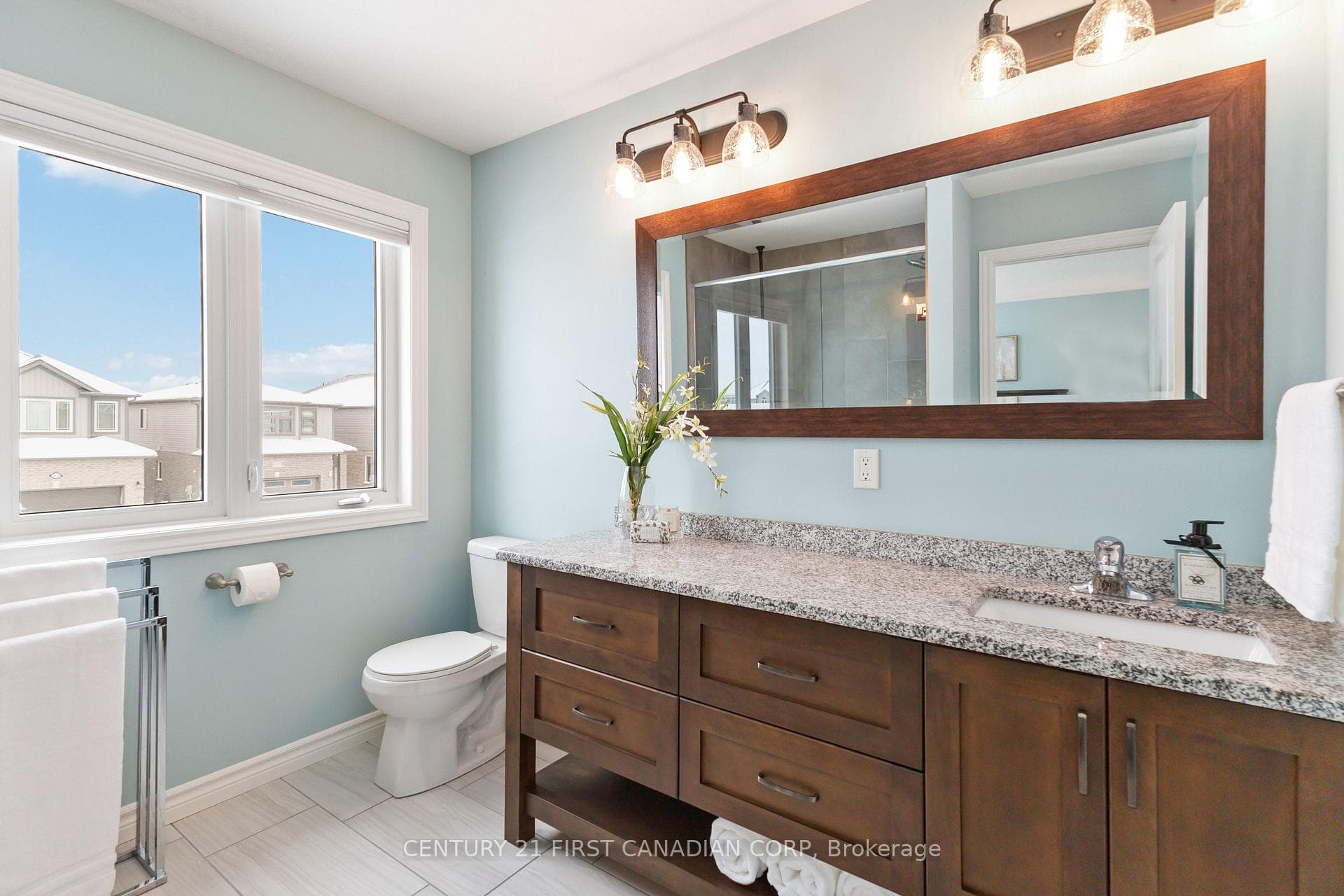 Ensuite bathroom, lots of counter space