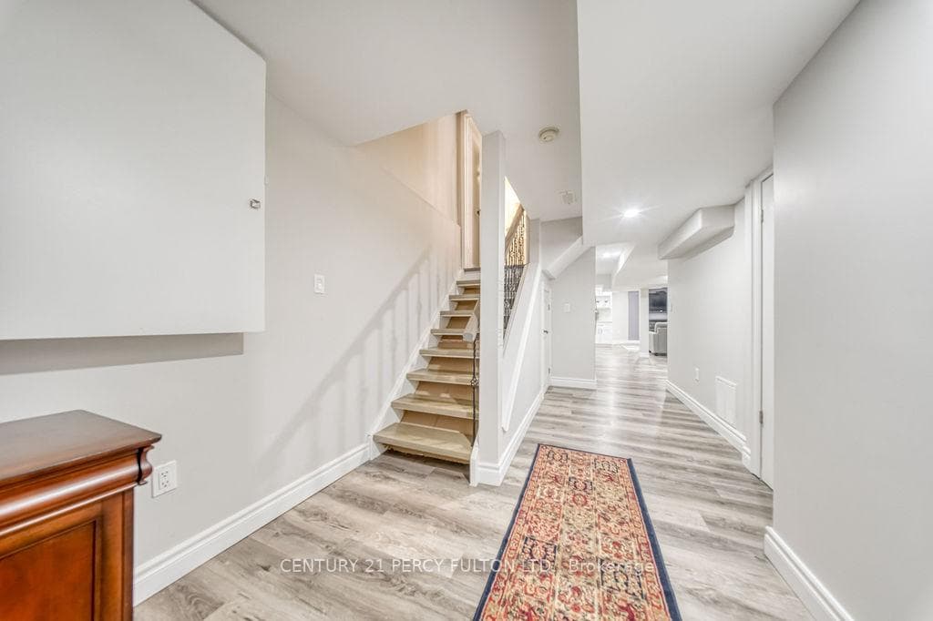 18 Booth Crescent photo 31