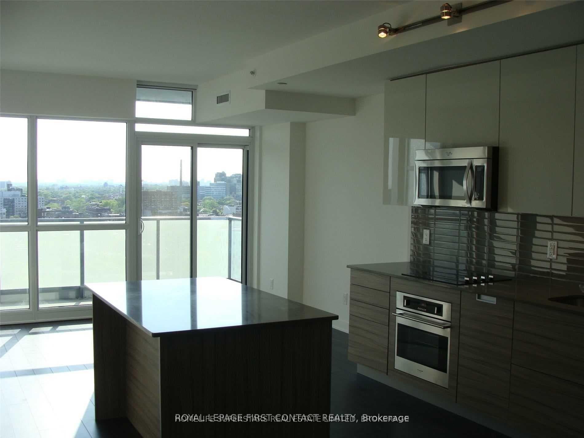 210 simcoe Street Unit 1707 photo 1
