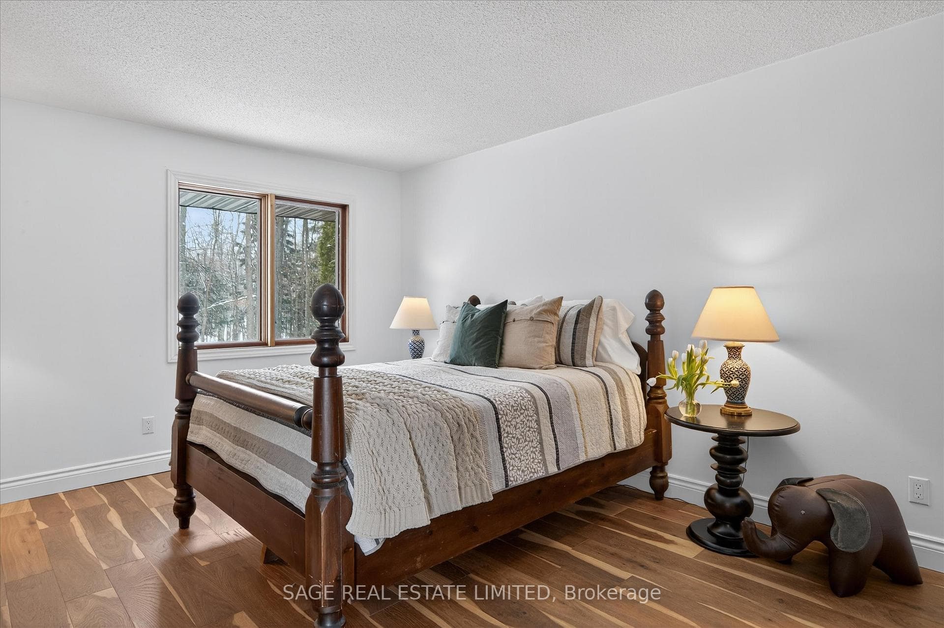 LARGE PRIMARY BEDROOM