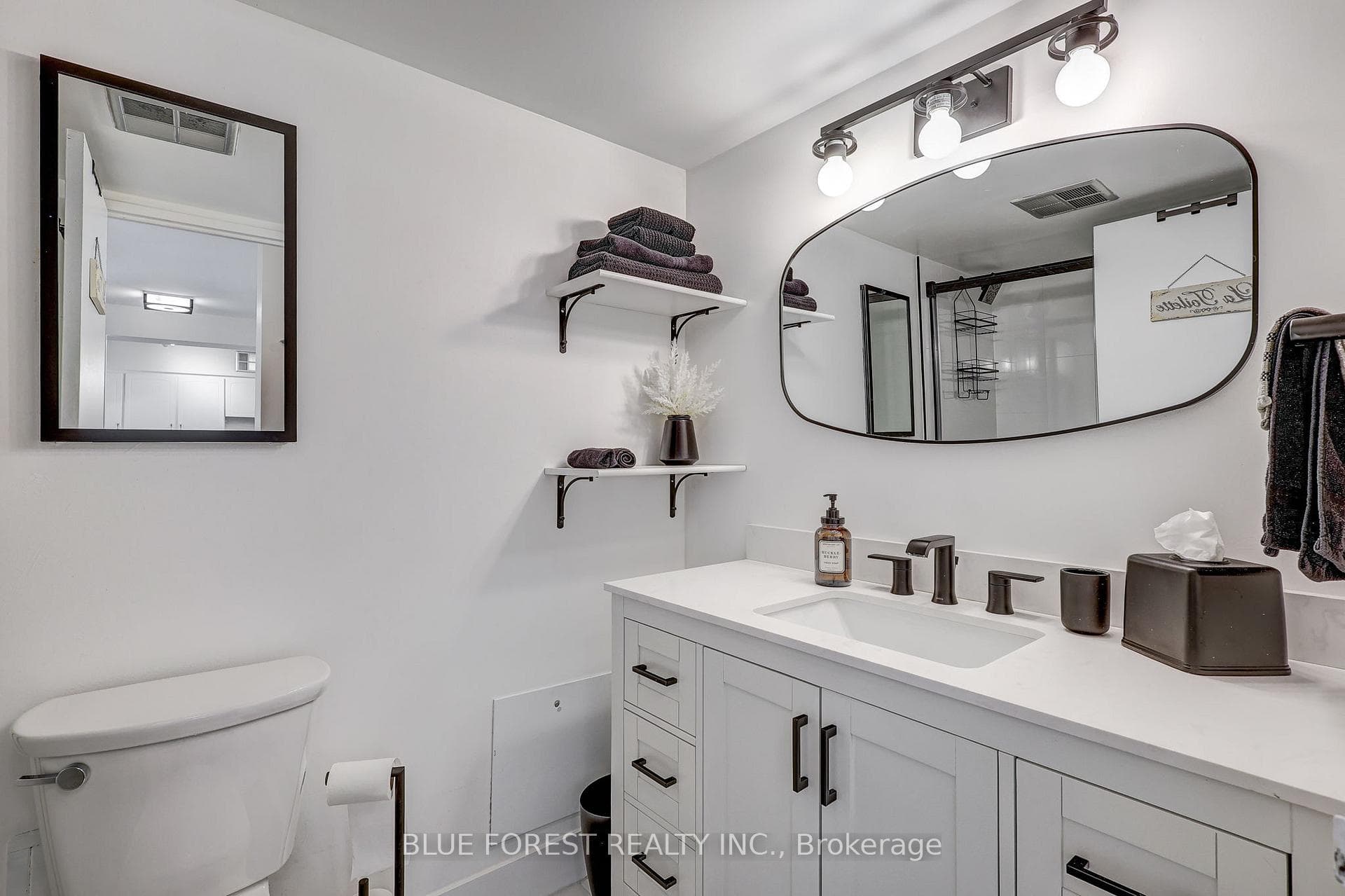 389 Dundas Street Unit 1705 photo 9