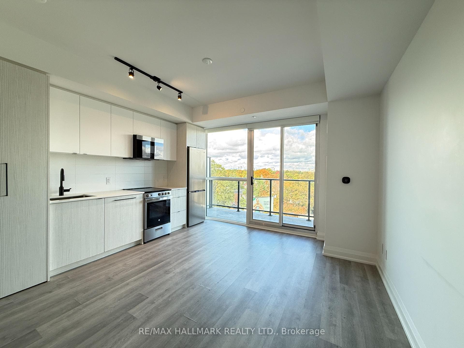 2369 Danforth Avenue Unit 606 photo 2