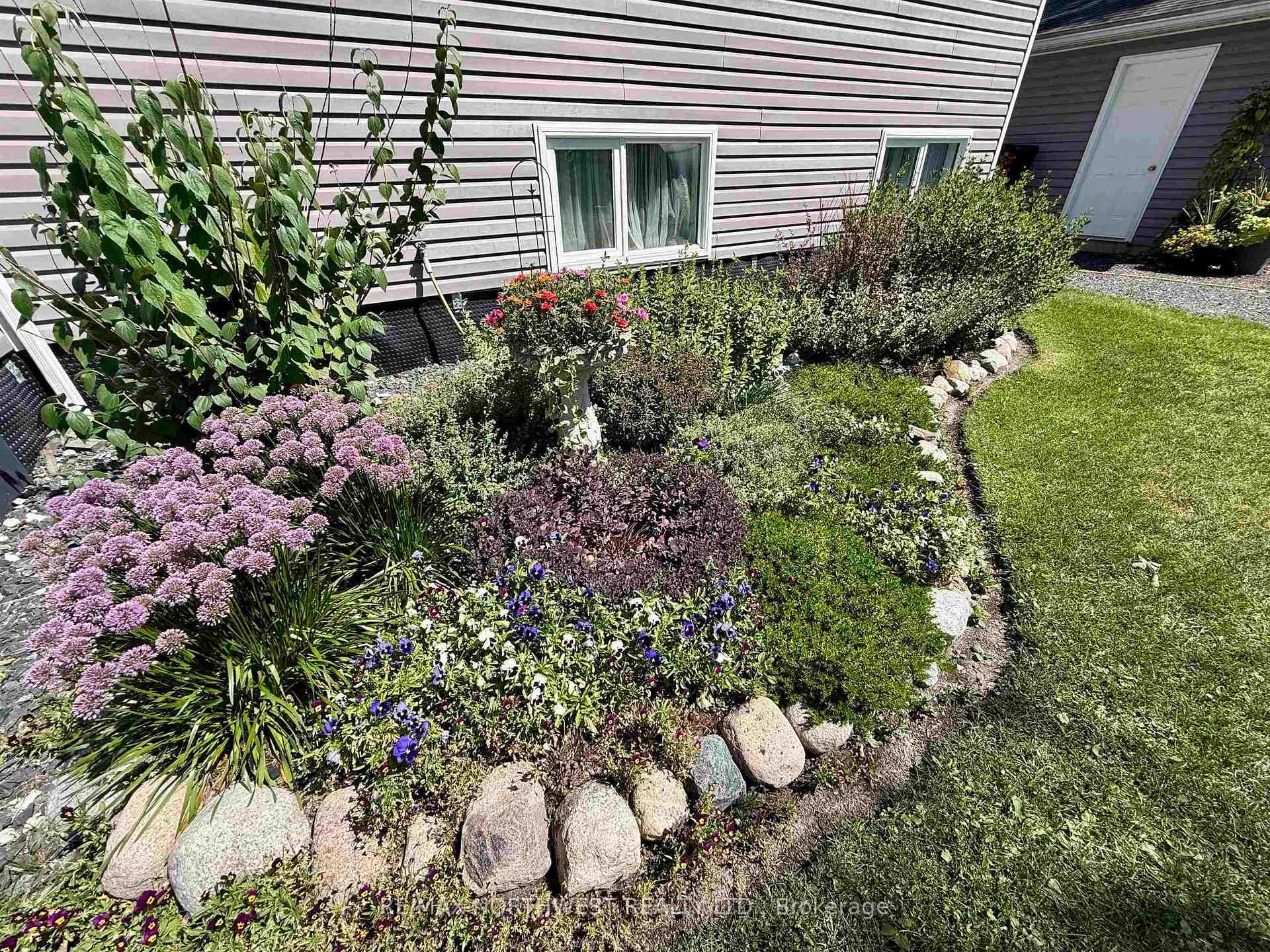 142 Barkman Close photo 34
