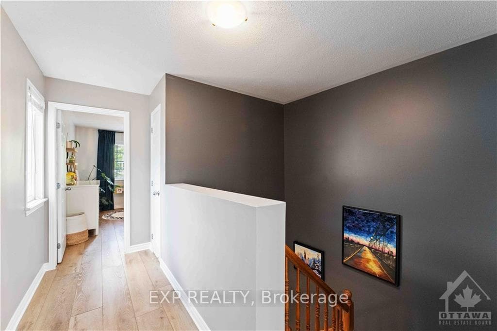 548 ASHBOURNE Crescent photo 15