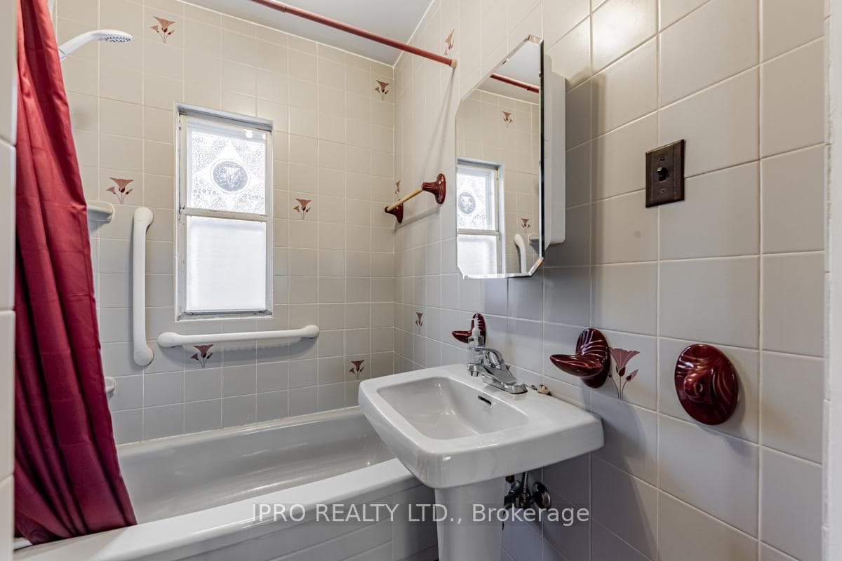 74 Hollis Avenue photo 21