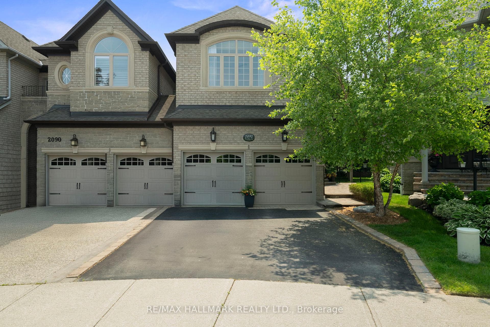 2092 PINEVALLEY Crescent photo 1