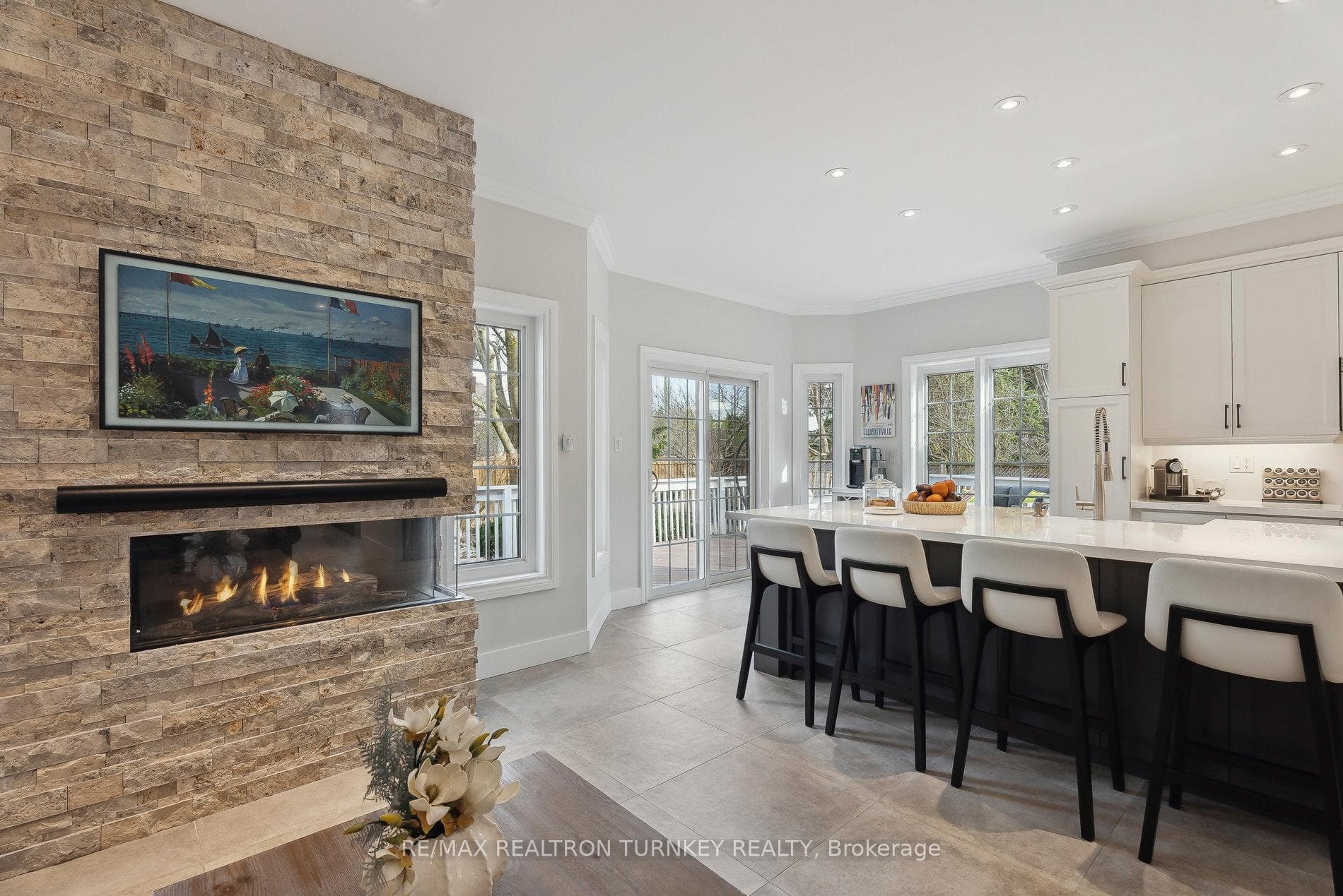 Fabulous Breakfast Bar O/L Back Deck Garden
