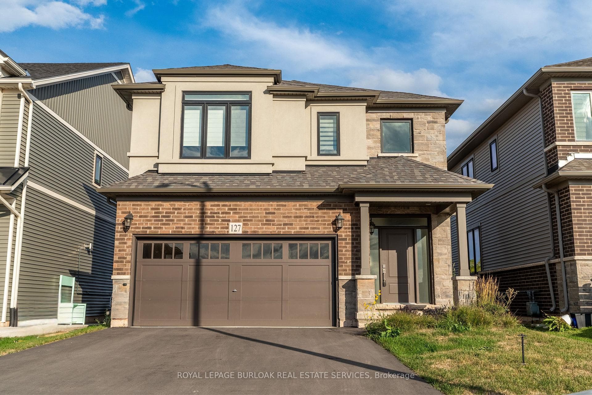 127 Starfire Crescent photo 1