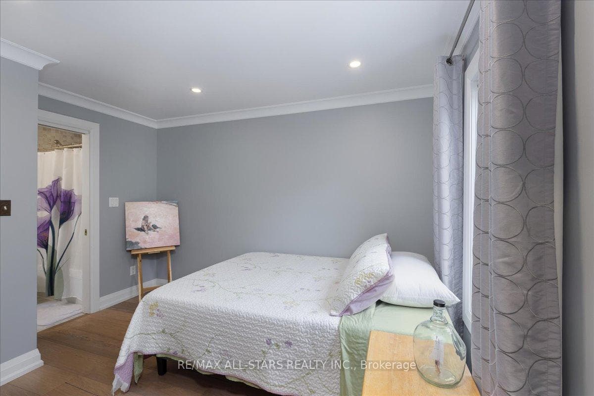 371 Queen Street photo 25