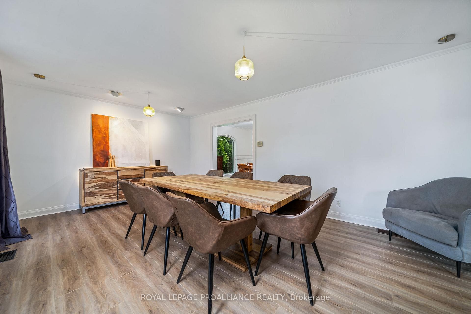 27 FOREST HILL Crescent photo 9