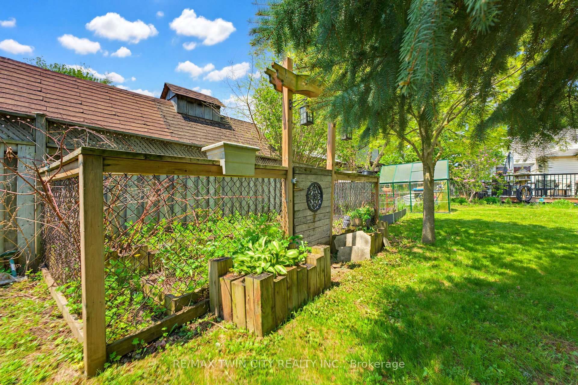 219 Inglis Street photo 33