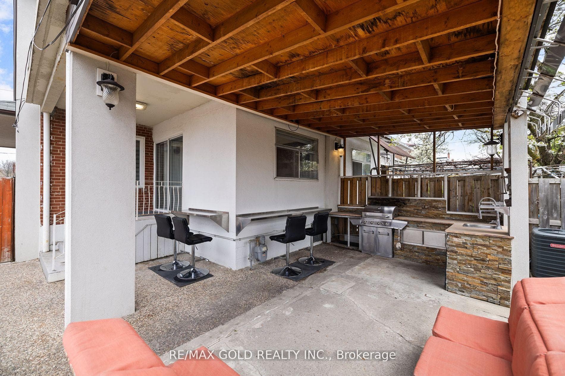 35 Giltspur Drive photo 32