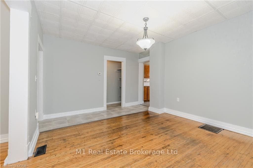194 YORK Road photo 14