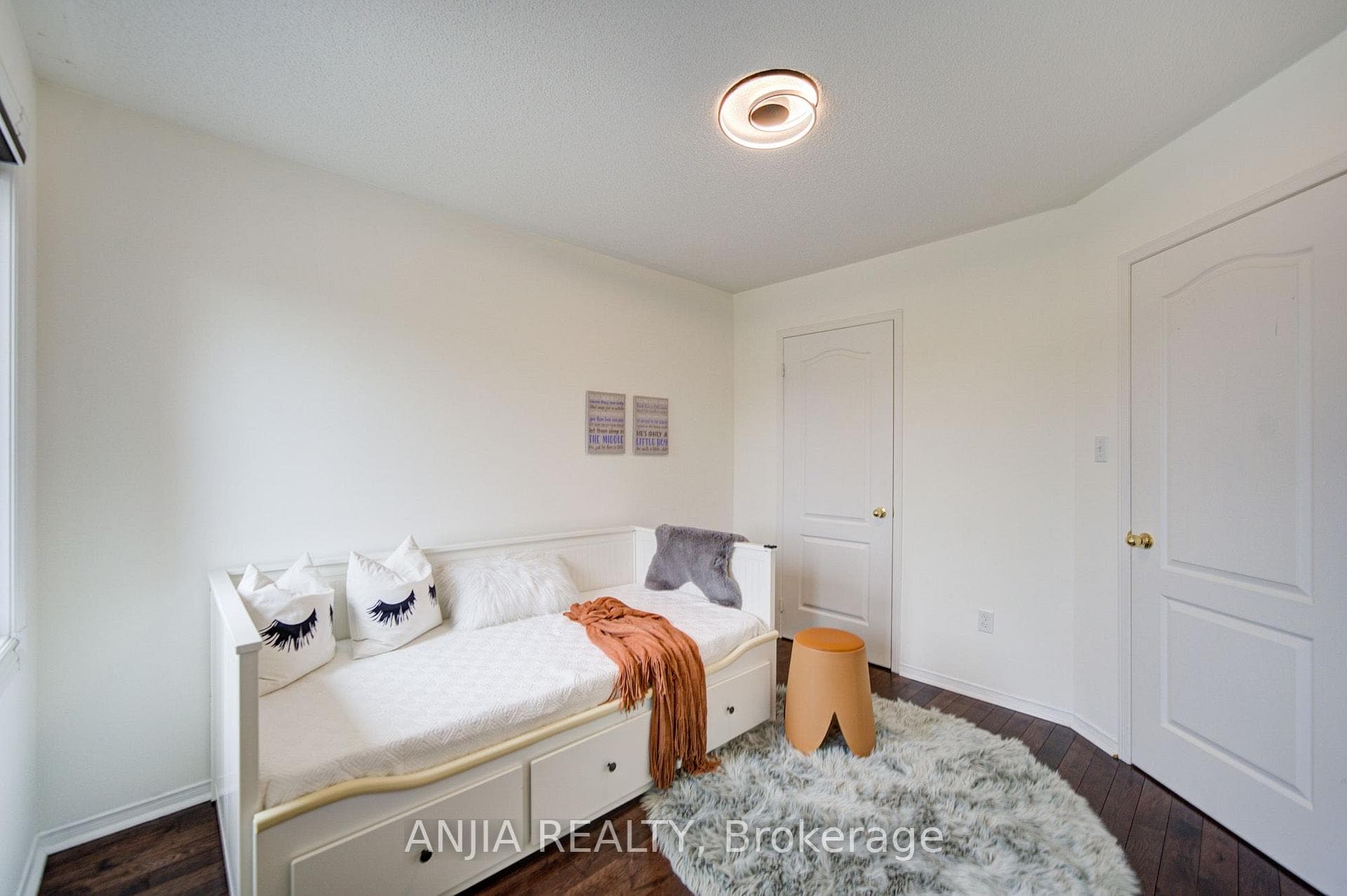 106 Vera Lynn Crescent photo 29