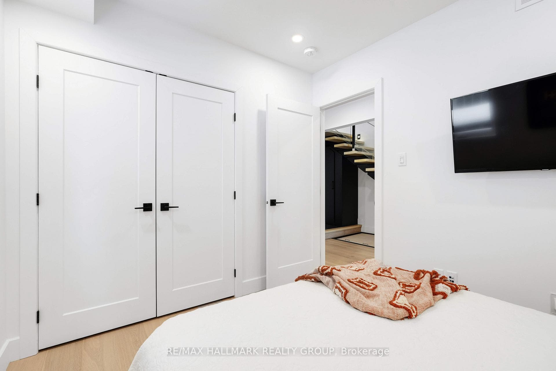 Lower level - Bedroom llll