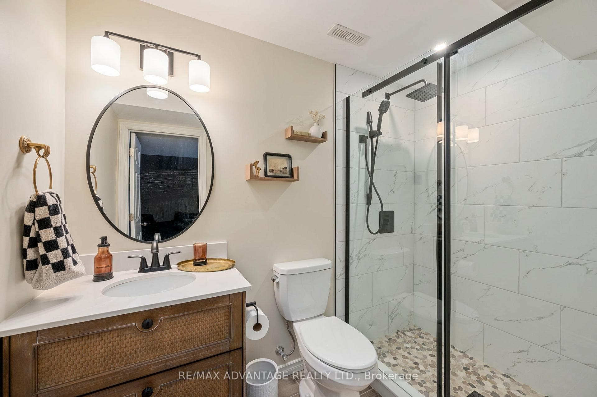 18 Willis Avenue photo 24