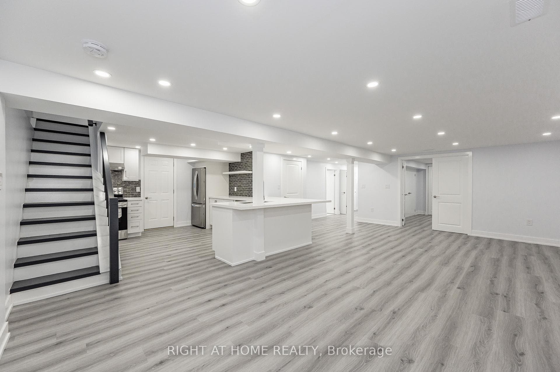 996 Barton Street photo 23