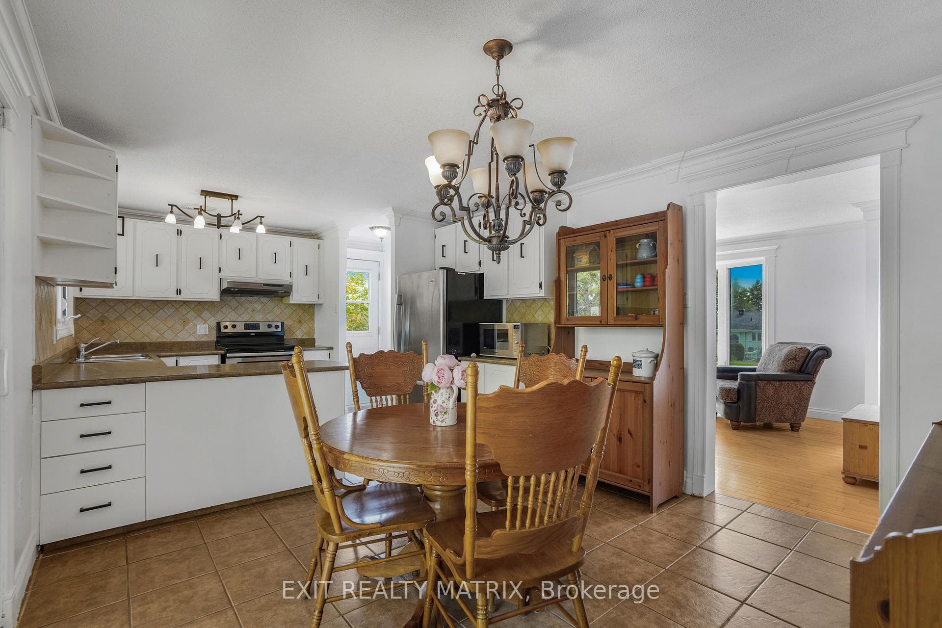 136 Martel Crescent photo 7