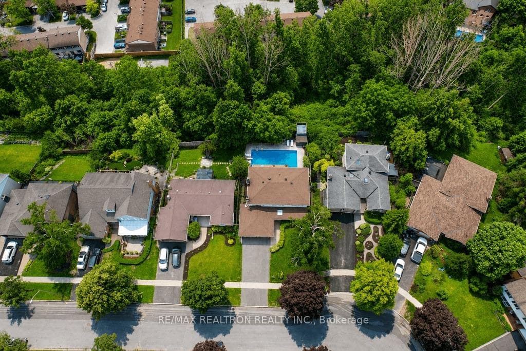 18 Debra Crescent photo 4