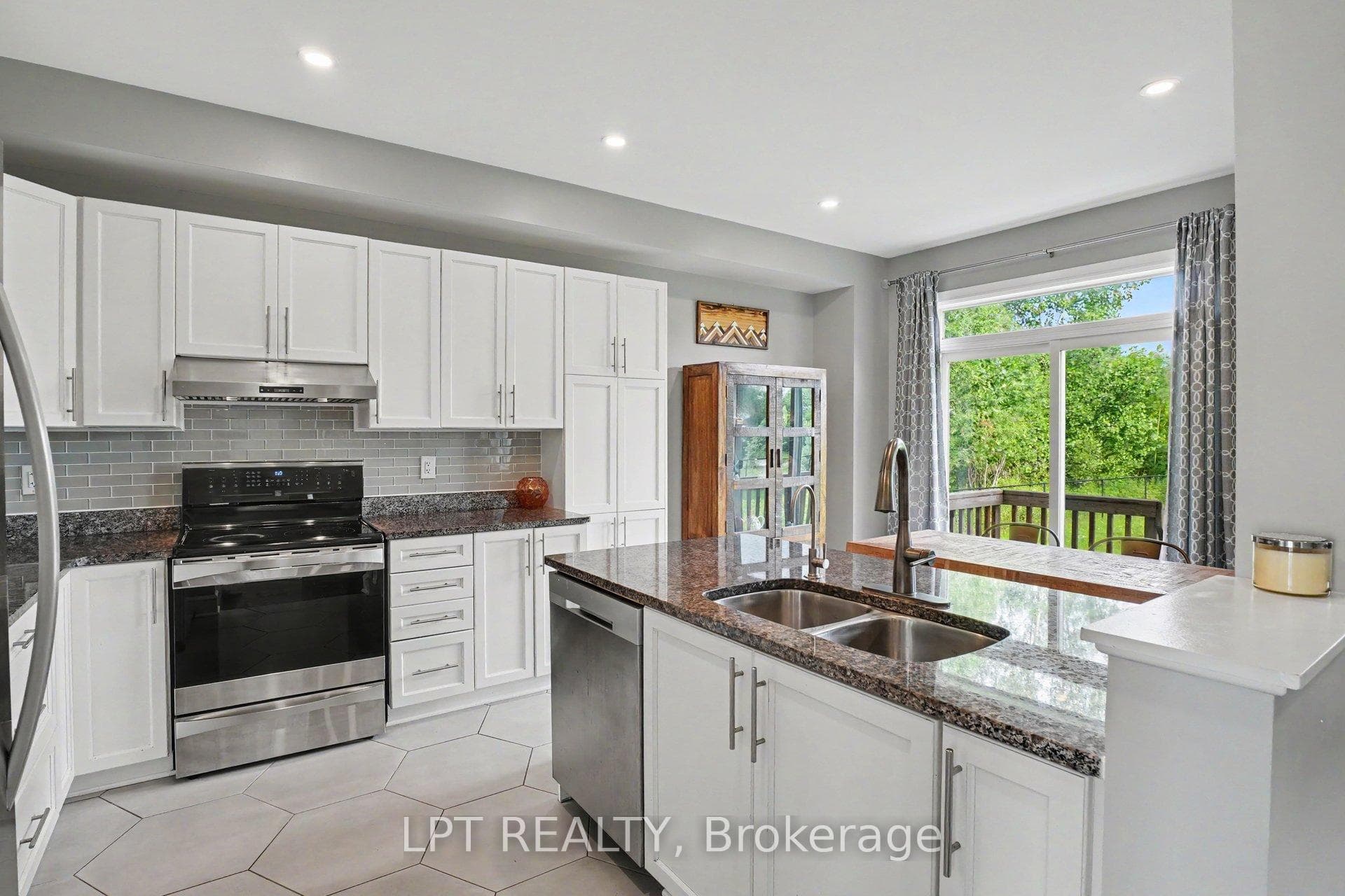 Waterdown 6548 Street photo 5